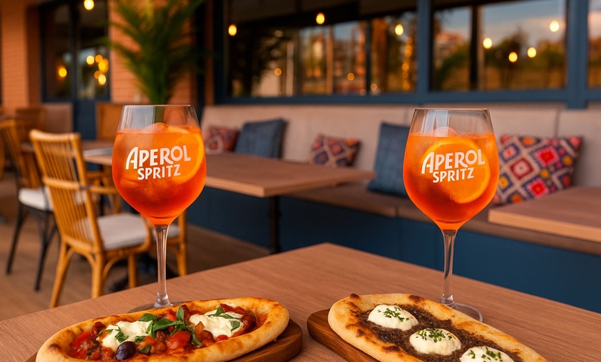 Image 1: Combo de cócteles y focaccias para 2 o 4 personas en Oven Mozzarella