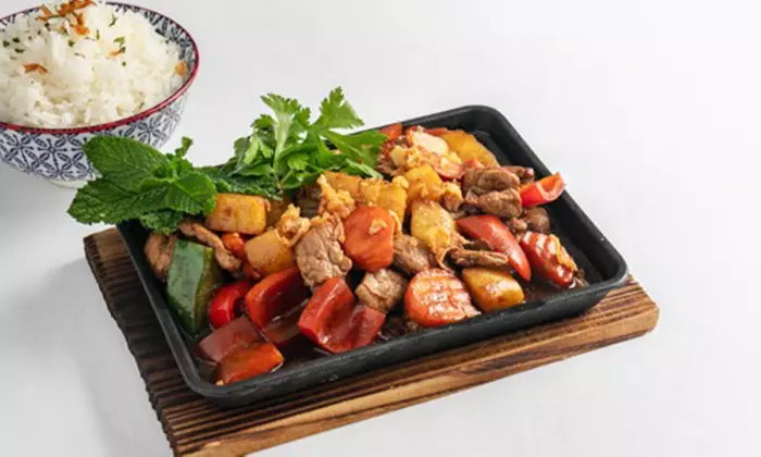 Menú Nikkei con entrante, principal, postre y bebida