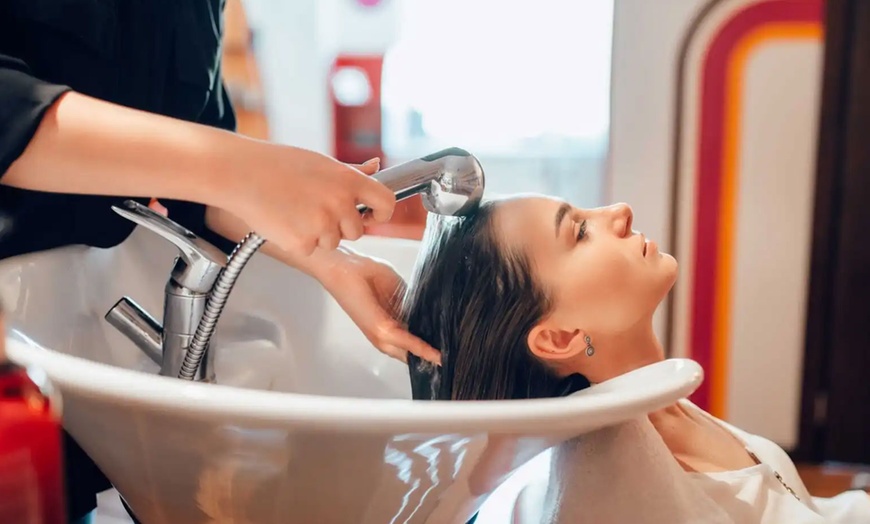 Image 1: Sesión de peluquería con corte, tinte, mechas o baño de color