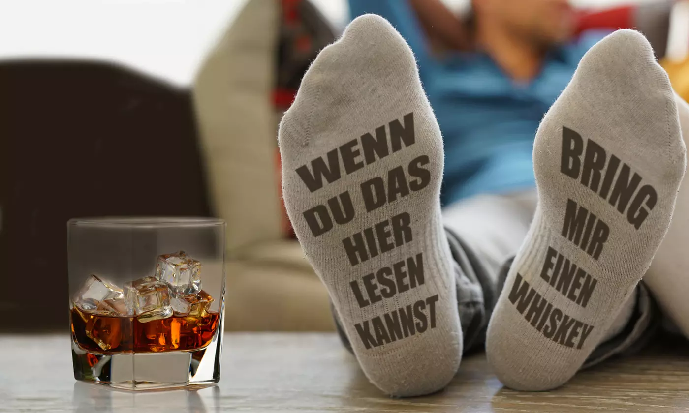 1x, 2x oder 3x Paar warme Socken mit „Wenn du das hier lesen kannst, bring mir einen Whiskey“-Slogan in Einheitsgröße - Primary Image
