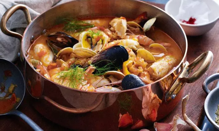 Cuisine provençale sur le port de Cassis au restaurant La Voute