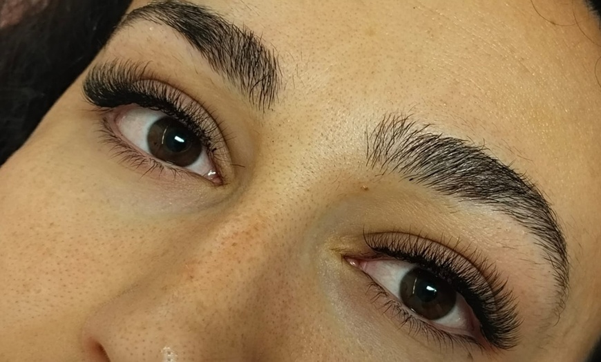 Image 3: Presume de mirada con tratamientos de pestañas y cejas para 1 persona 