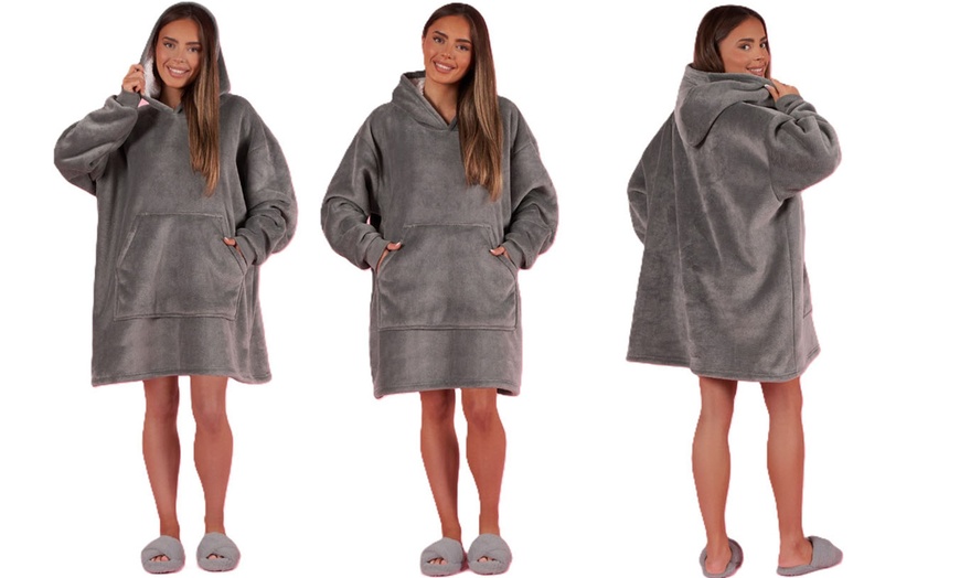 Image 8: Oversized Borg Fur Fleece Hoodie Blanket