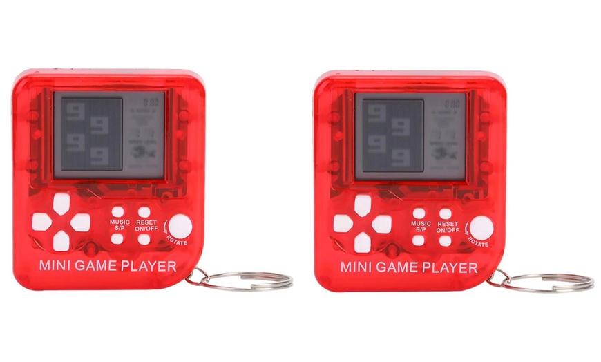 Image 7: Retro-Style Game Keychain