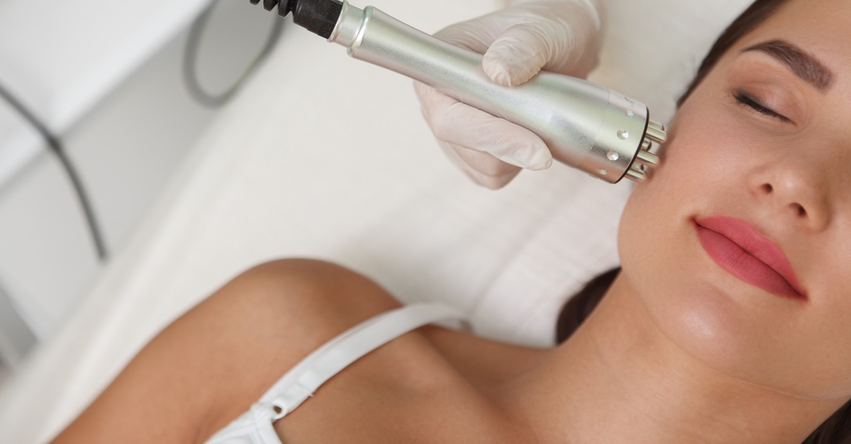 Limpieza facial profunda con opciones de LED y radiofrecuencia en Barcelona
