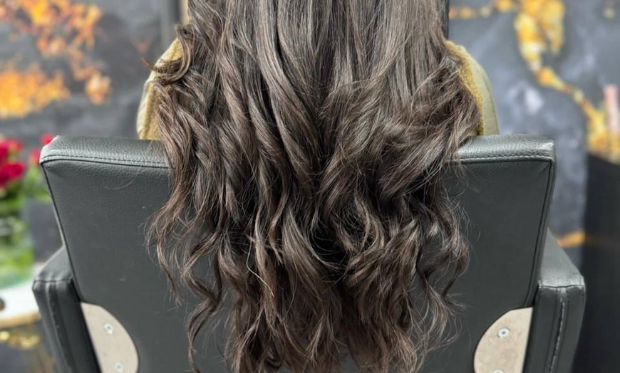 Image 2: Haarschnitt für Damen: Spitzen schneiden oder alle Schnittarten