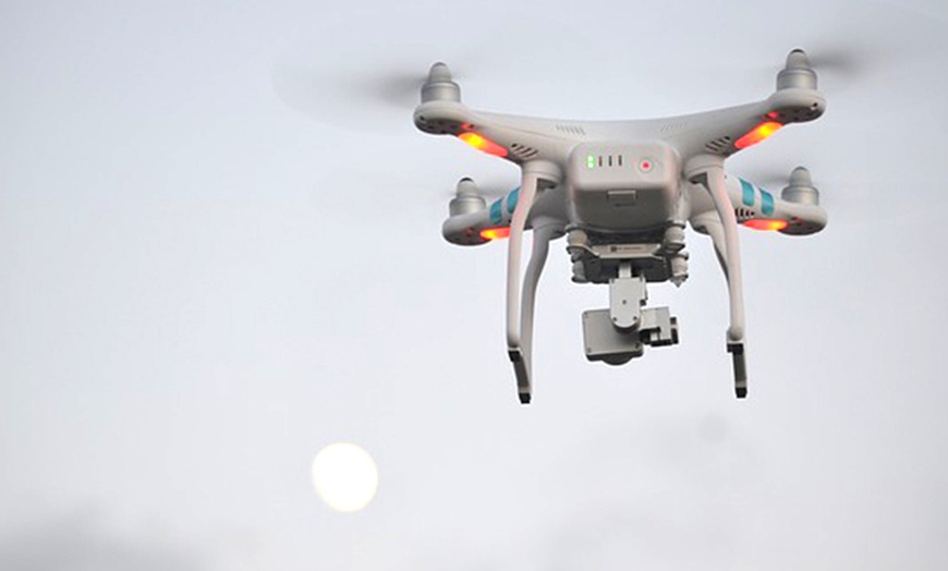 Image 2: ¡Conviértete en un as del cielo con nuestro curso de piloto de drones!