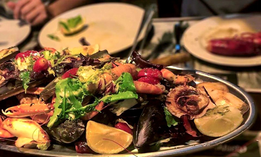 Image 12: Mariscada o parrillada de pescado con botella de vino para 2 personas