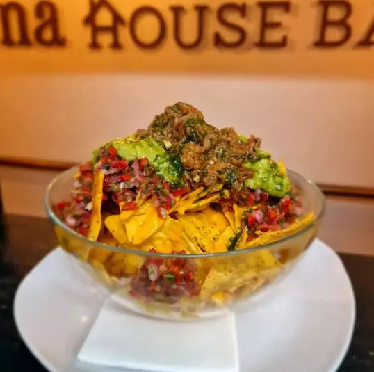 Menú venezolano con arepas, entrantes y pizza frita con helado