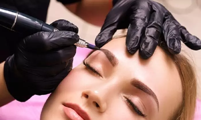 Sesión de microblading o microshading de cejas
