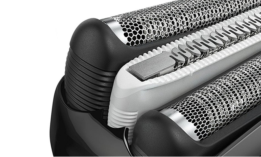 Image 4: Braun 3000s Electric Shaver