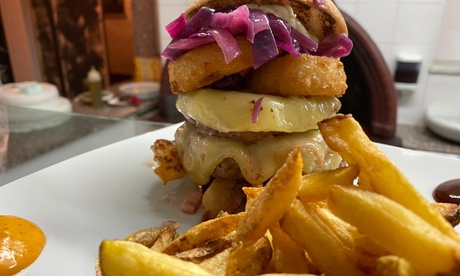 Menu con hamburger Gourmet alla carta per 2 o 4 persone all'Alchemiae Borgo Ticino (sconto fino a 51%)