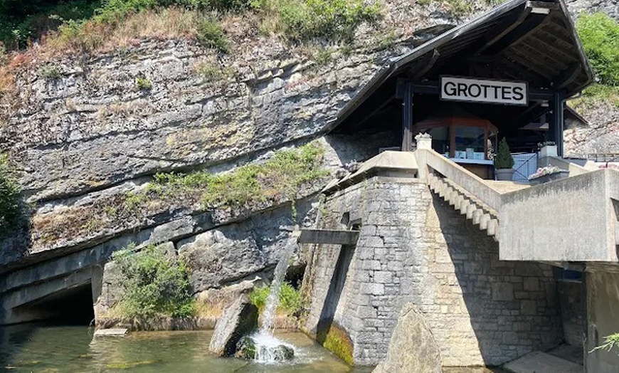 Image 6: Toegang voor volwassenen of kinderen tot de Grotten van Remouchamps