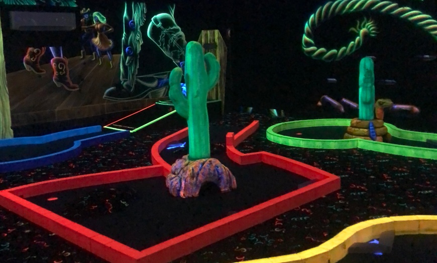 Image 5: Glow-in-the-Dark Mini Golf