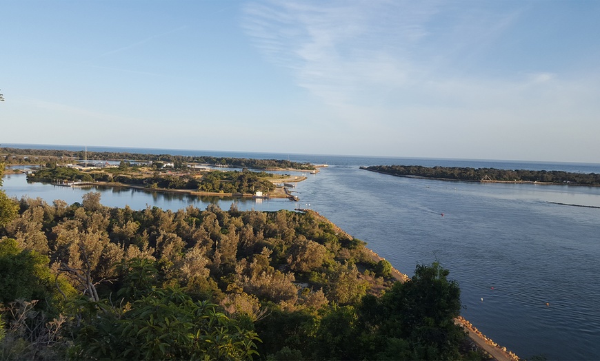 Image 2: Lakes Entrance: 2-Night Beach Holiday with Wine