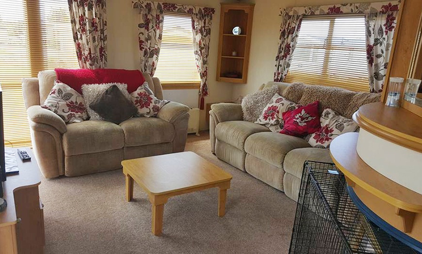 Image 3: Blackpool Luxury Caravan Stay