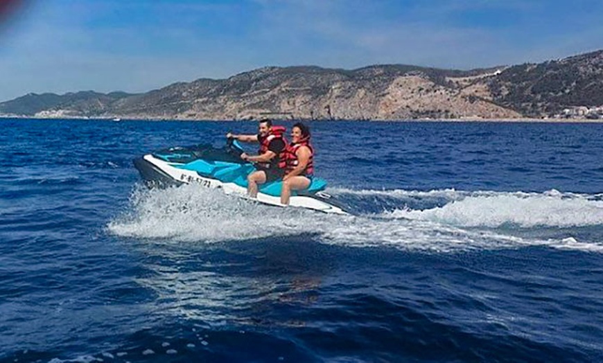 Image 5: ¡Aprende a dominar las olas con el alquiler de una moto de agua! 