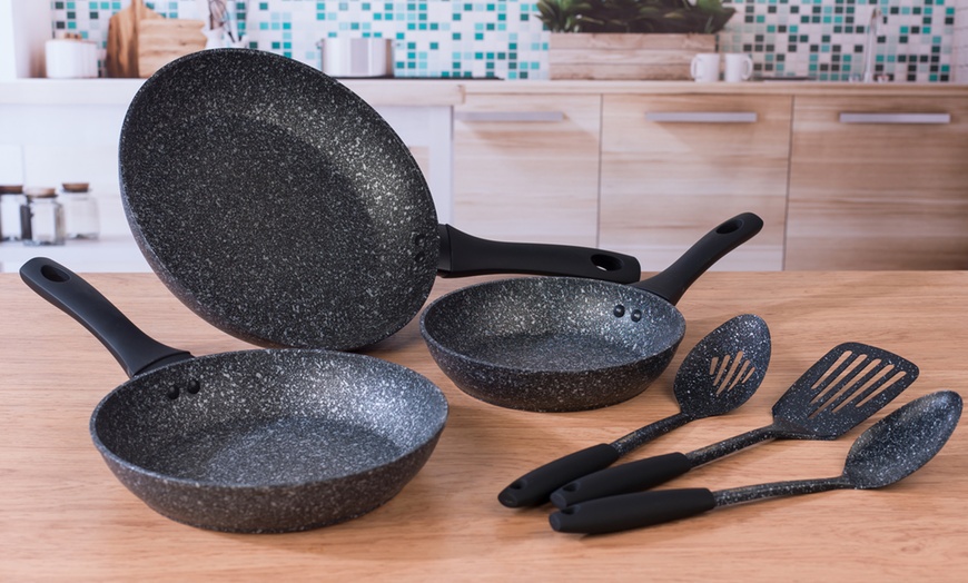 Image 2: Salter Three-Piece Frying Pan Set