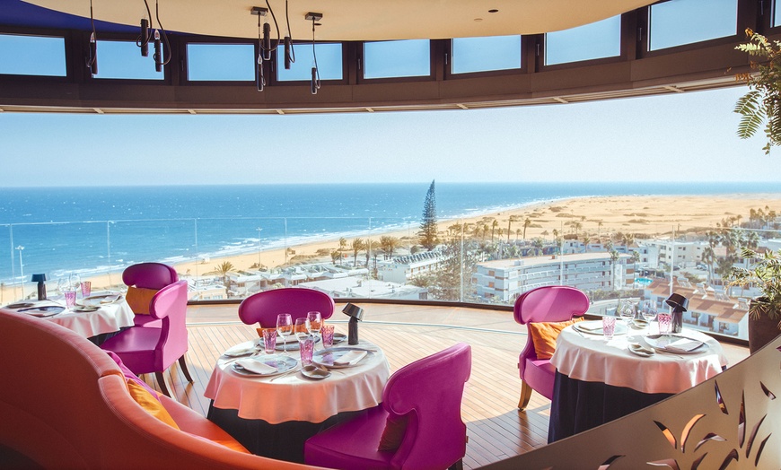 Image 1: Las Palmas: habitación Deluxe con copa de bienvenida, desayuno y cena