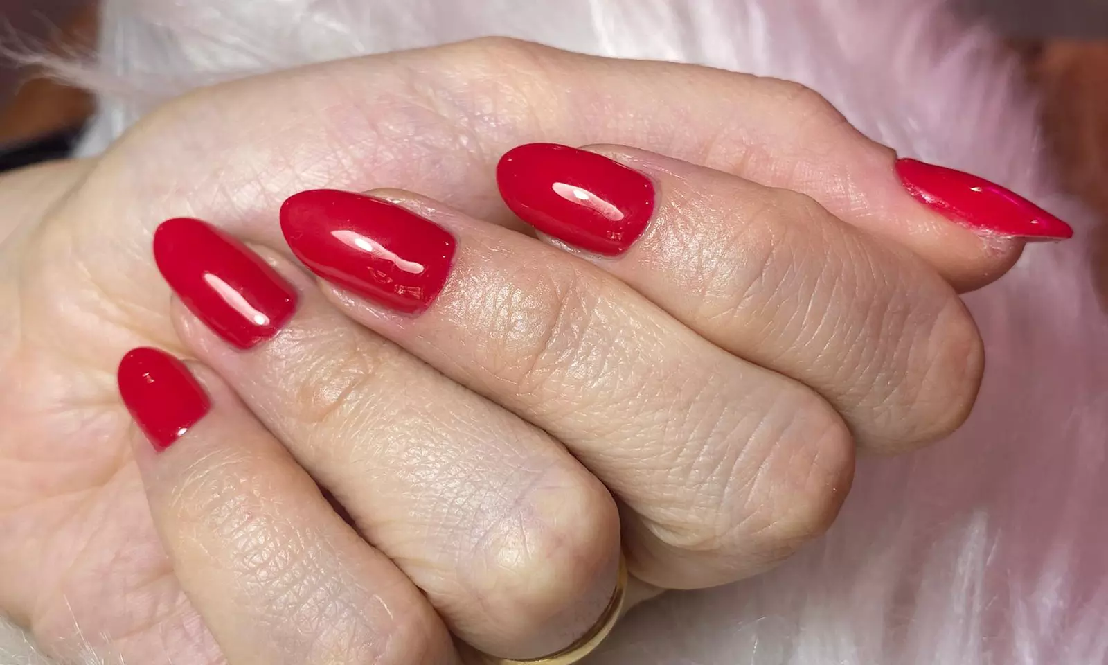 Manicura o pedicura clásica con esmaltado normal o semipermanente
