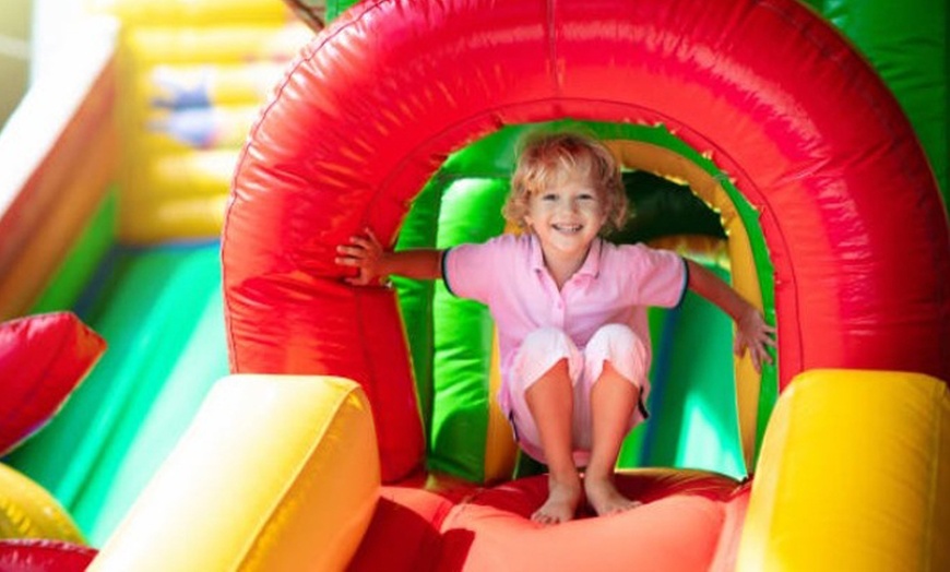 Image 8: Entrada al circuito de hinchables Crazy Warriors con opción de comida