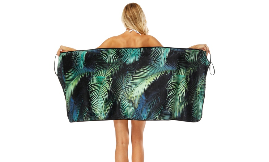 Image 7: No Sand Beach Towel Body Wrap
