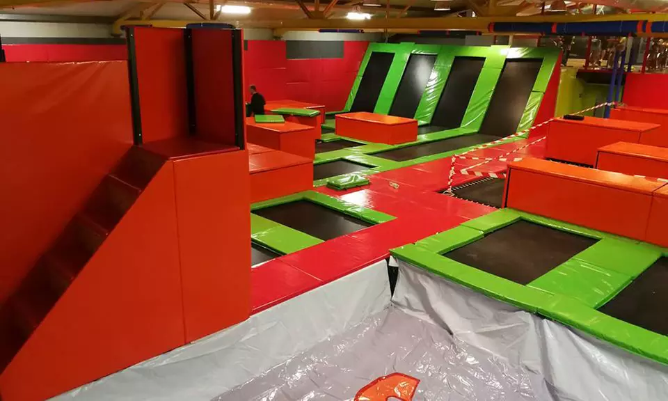 Godzinne wejście do parku trampolin dla 1 lub 2 osób w New Age Jump