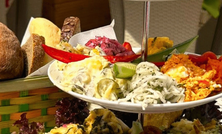 Image 4: Köstliche Frühstück-Etagere zu zweit am Berliner Fernsehturm genießen