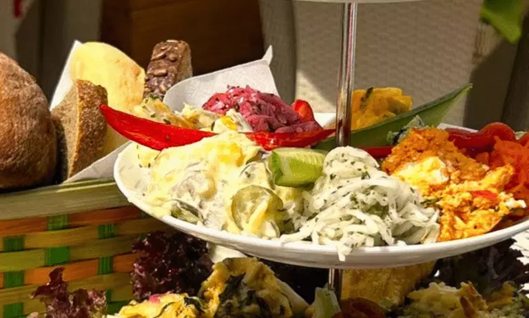 Frühstücks-Brunch-Etagere am Berliner Fernsehturm zu zweit genießen