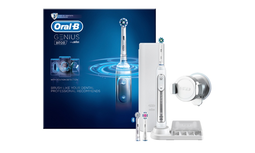 Image 3: Oral-B Genius 8000 Electric Toothbrush
