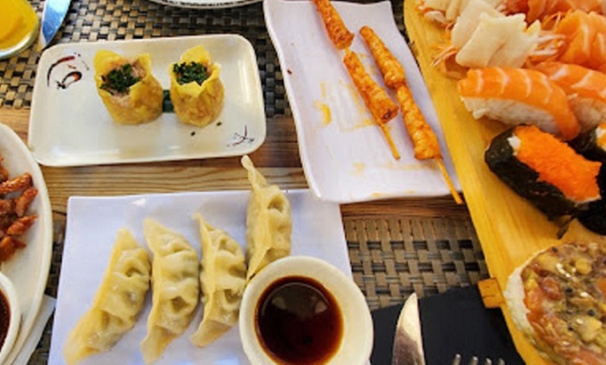 Image 4: Explora lo auténtico: menú degustación de sushi para 2 o 4 personas