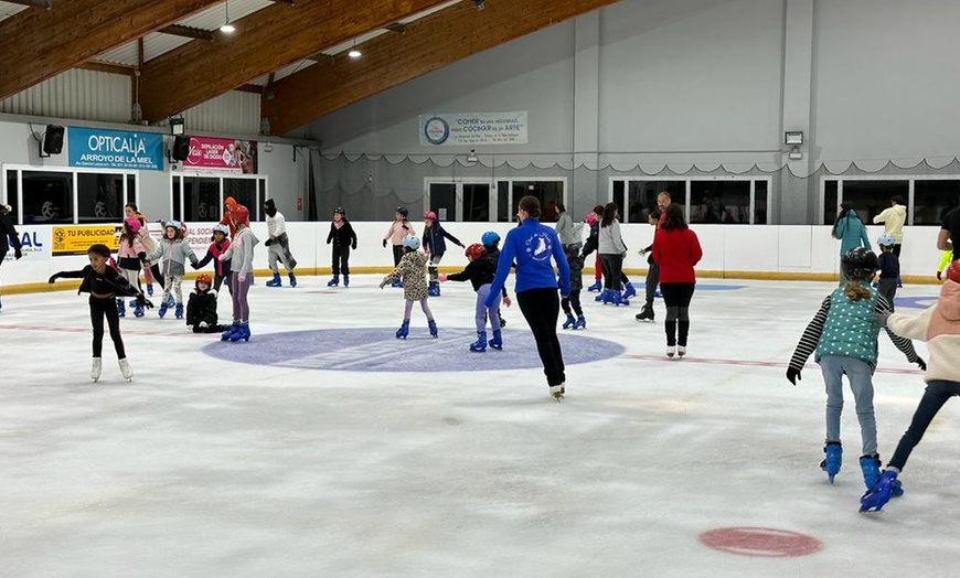 Image 2: Entrada a pista de hielo para niños y adultos con alquiler de patines