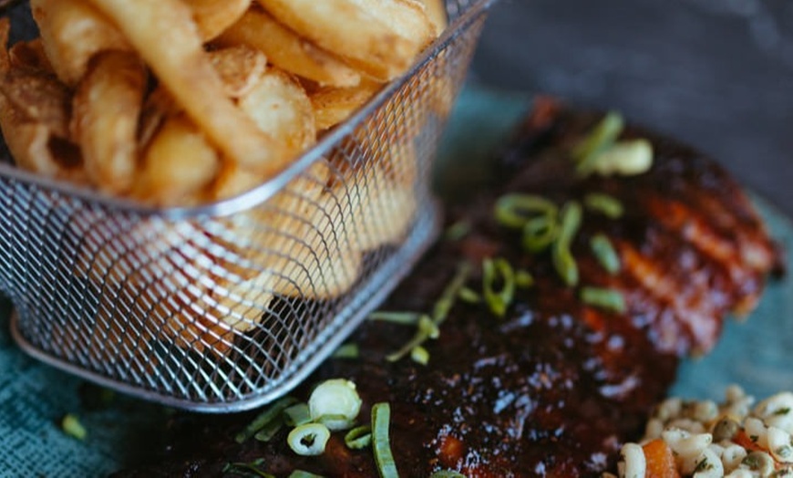 Image 4: Bon Bini! Caribische spareribs met saus, friet en drankje