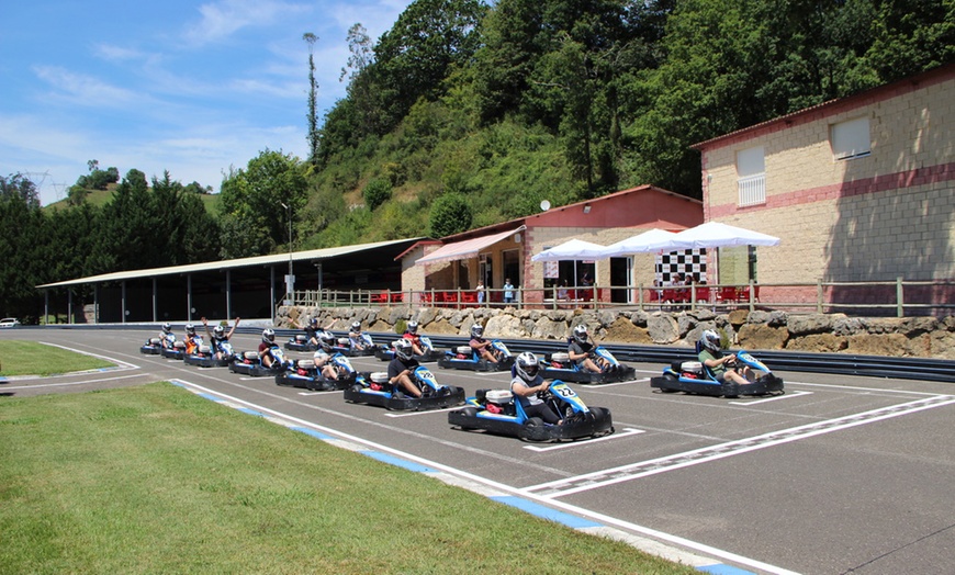 Image 1: Tandas de 10 minutos en Karting Soto de Dueñas para 1 o 2 adultos