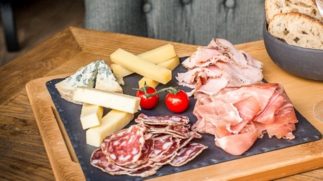 Une planche au choix et 1 bouteille de vin ou 1 pichet de bière, pour 2 ou 4 personnes, dès 14,90 € à L'Entrepôt