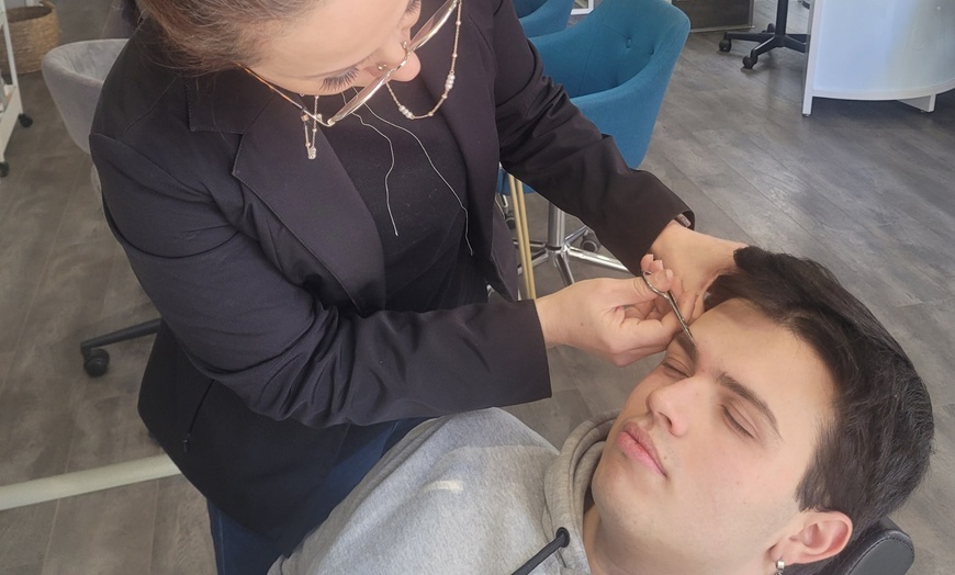 Image 4: Sesión de depilación de cejas con hilo en Majadahonda