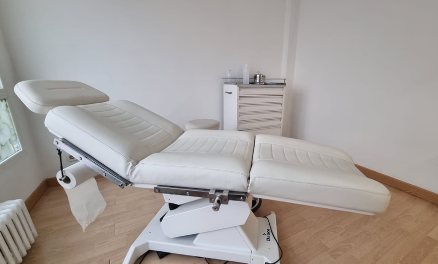 Image 6: Vial infiltrado de 1 o 2 ml de relleno dérmico facial en zona a elegir