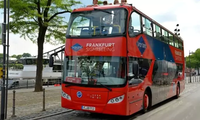 2 Std. Hop-on Hop-off Grande Stadtrundfahrt in Frankfurt – 1-4 Pers.