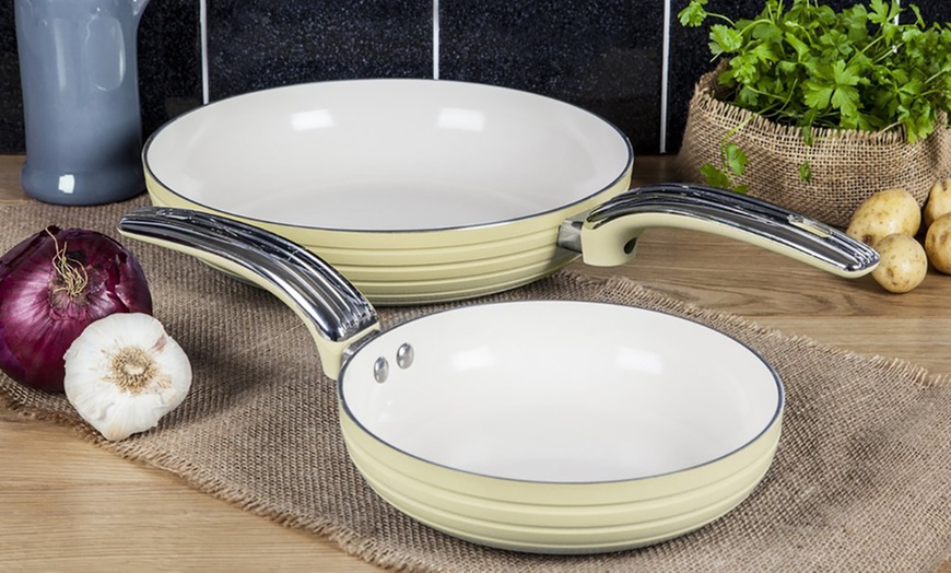 Image 7: Swan Retro-Style Frying Pans