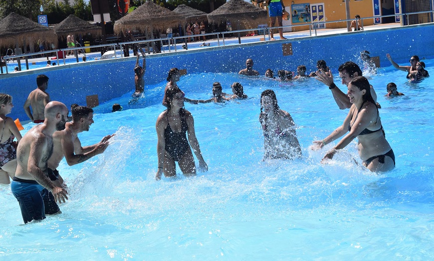 Image 6: Entrada de 1 día a parque acuático AquaVera para niño o adulto