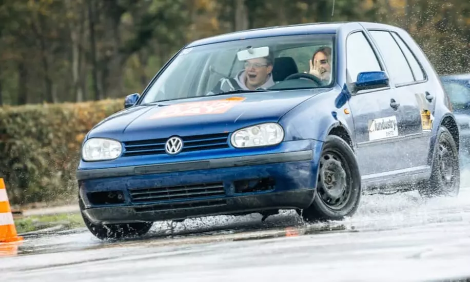 Verfijn je rijvaardigheid en rijd met vertrouwen tijdens een slipcursus van 2 of 3 uur nabij Gouda - Primary Image