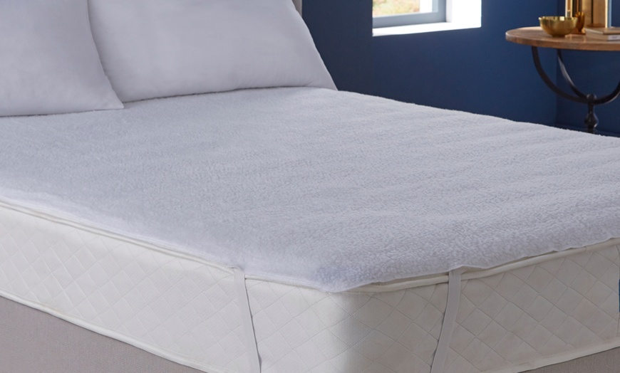 Image 2: Silentnight Mattress Protector