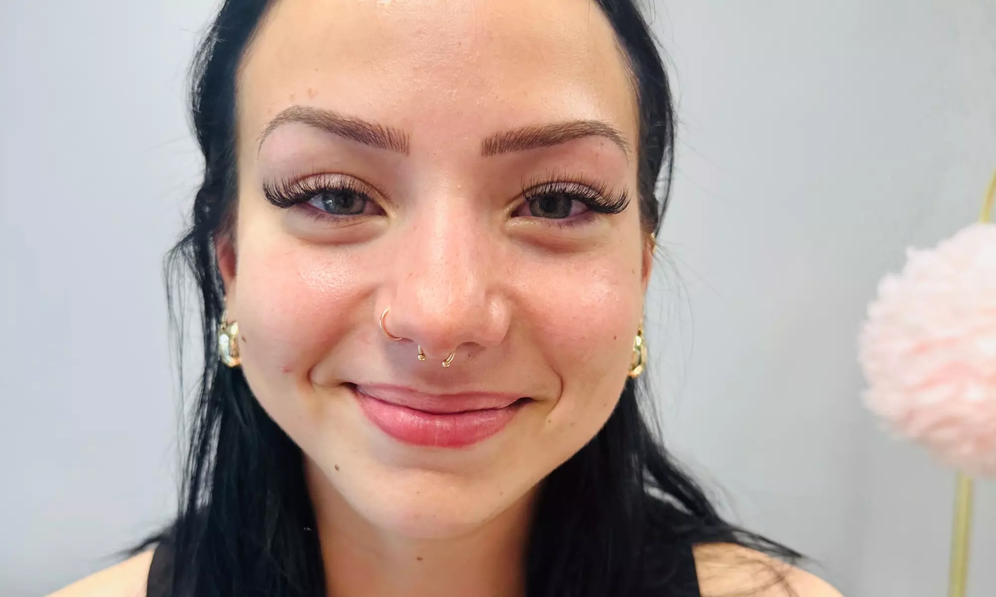 Get stunning eyelash extensions with classic and hybrid options