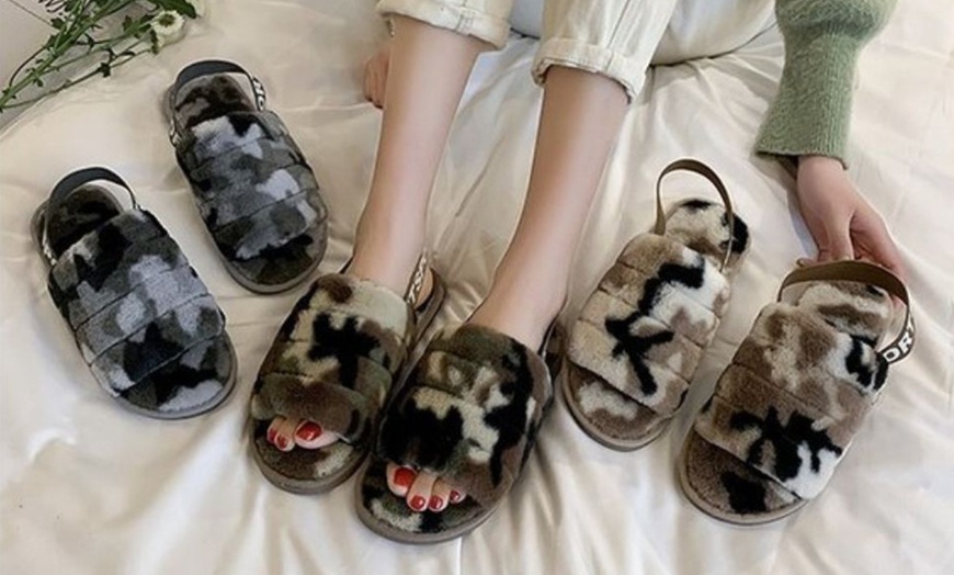 Image 1: Women's Camo Slippers