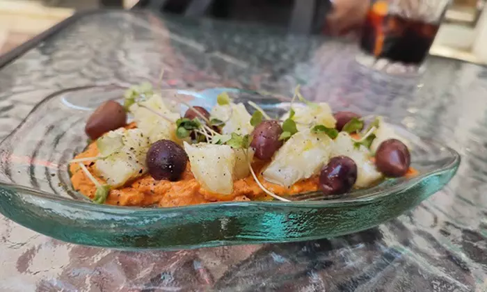 Saborea marisco fresco acompañado de una botella de vino blanco para 2