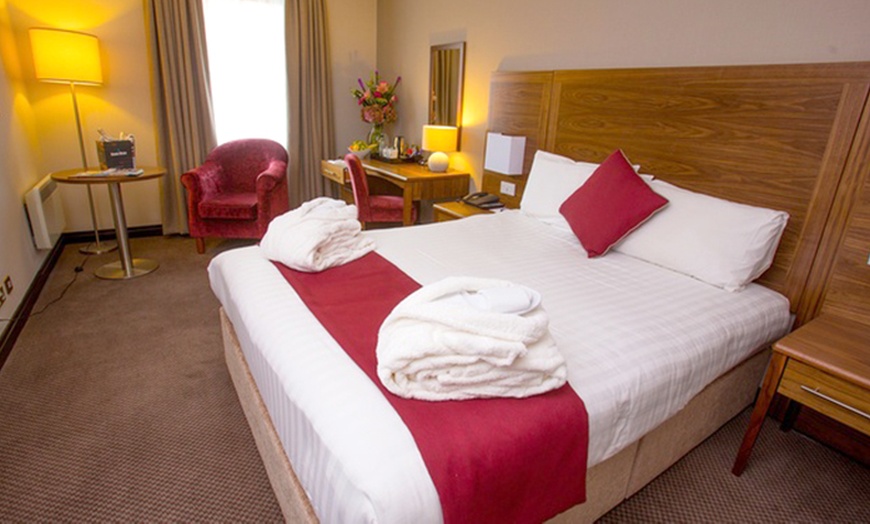 Image 5: West Yorkshire: 1-2 Nights with Dinner and Bubbly