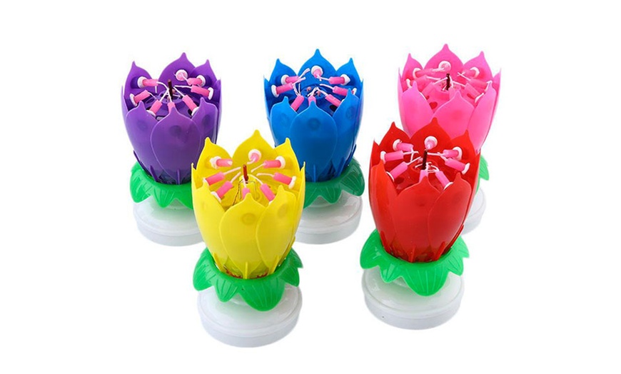 Image 2: Flower-Shaped Rotating Musical Birthday Candle