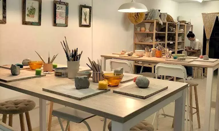 Taller de cerámica con opción a dos copas de vino para 1 o 2 personas