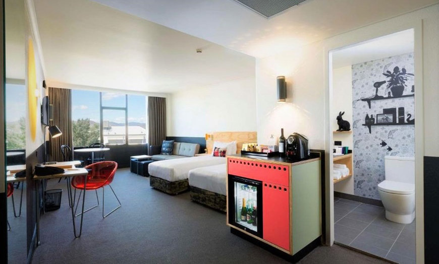 Image 4: Albury, NSW: Deluxe Room for Two with Breakfast