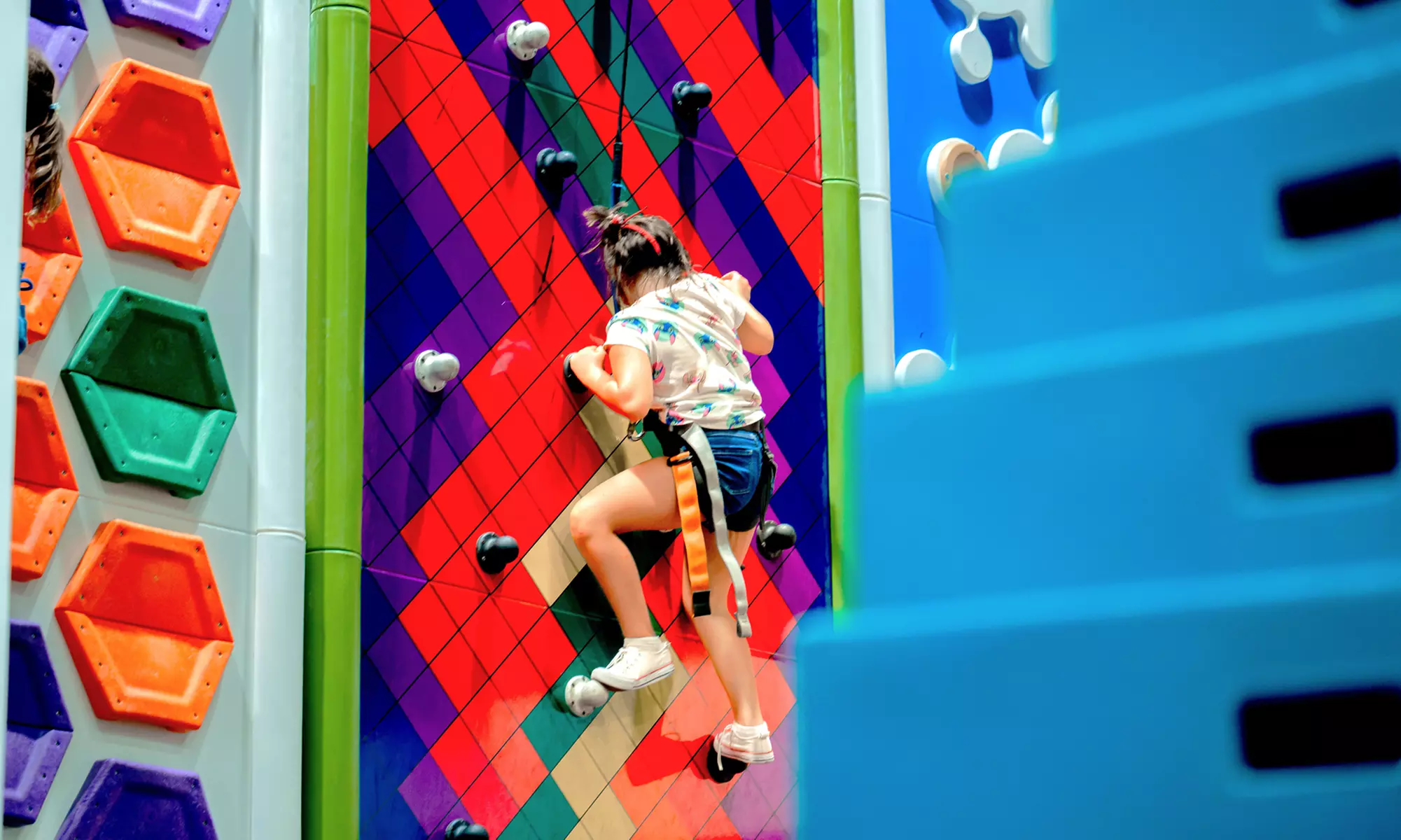 Acceso de 1 h a camas elásticas o escalada lúdica en C.C. Thader